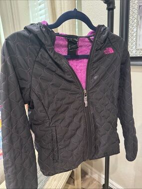 The North Face Kids Quilted Hooded Puffer Jacket - Black with Pink Lining